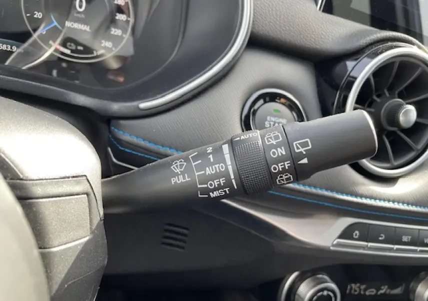 Gros plan sur la commande d'essuie-glace avec tableau de bord et détails intérieurs bleu sur SERES 3 Luxury noir métal 2022.