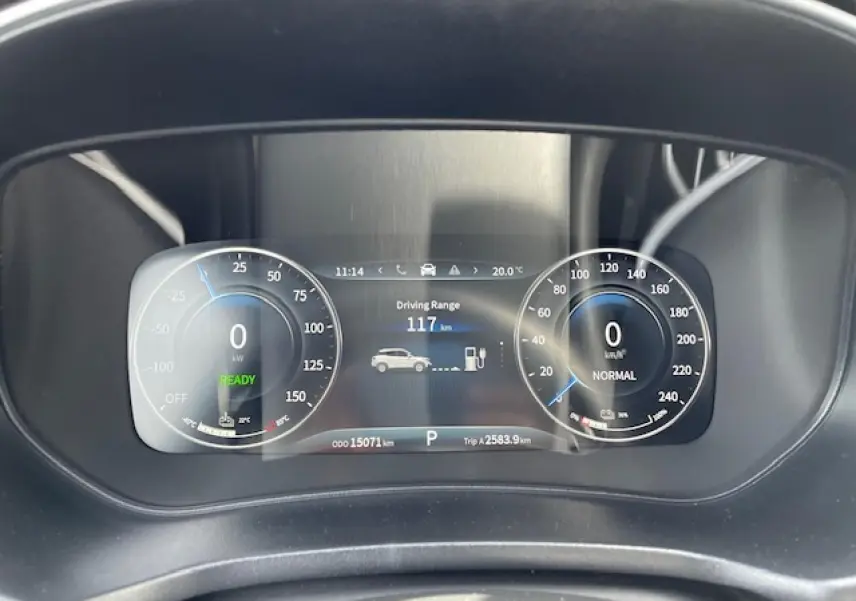 Tableau de bord numérique du SERES 3 Luxury noir, affichant autonomie 117 km et vitesse à zéro, vue frontale rapprochée.