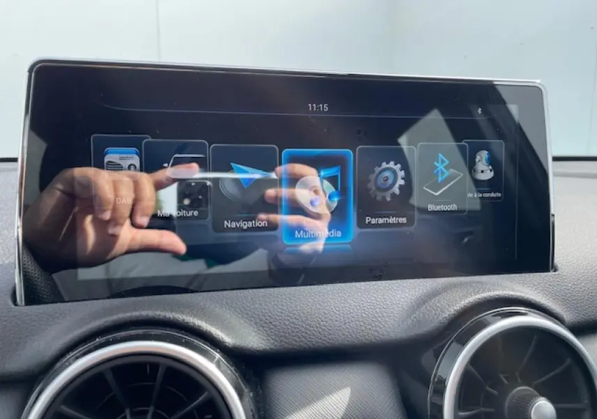 Écran tactile multimédia du tableau de bord du SERES 3 Luxury noir métal, avec commandes de navigation et Bluetooth visibles.