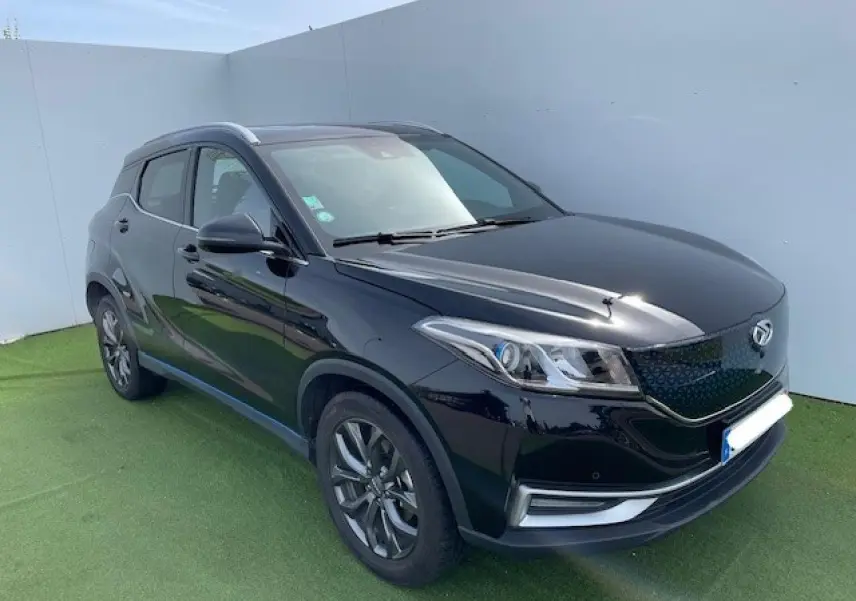 Vue 3/4 avant droite du SUV électrique SERES 3 Luxury noir métal avec jantes aluminium et toit panoramique.