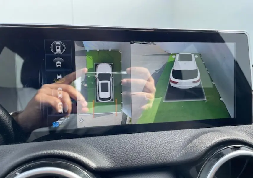 Écran tactile du tableau de bord montrant la caméra 360° d'une SERES 3 noire en vue aérienne et arrière.