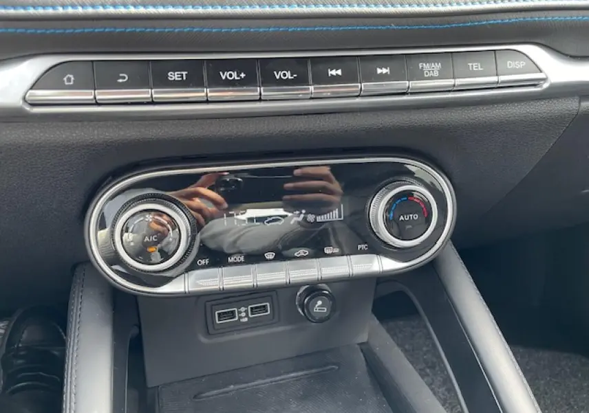 Détail de la console centrale noire du SERES 3 Luxury 2022 avec commandes climatisation et ports USB visibles.