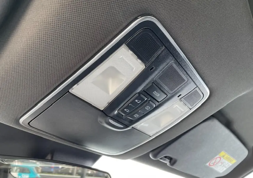 Plafonnier intérieur avec commandes d'éclairage et toit noir du SERES 3 Luxury 2022 visible depuis l'avant.