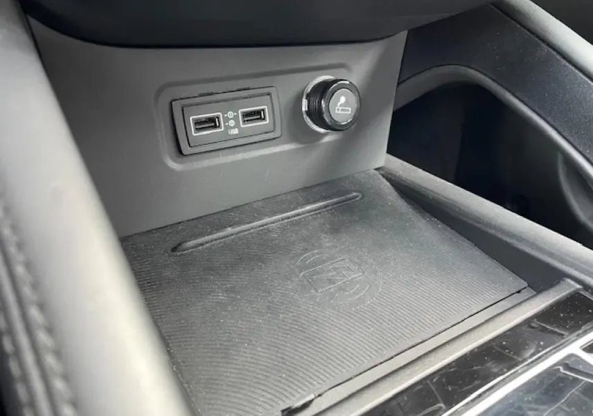 Prise USB double et allume-cigare dans la console centrale du SERES 3 Luxury noir métal 2022.