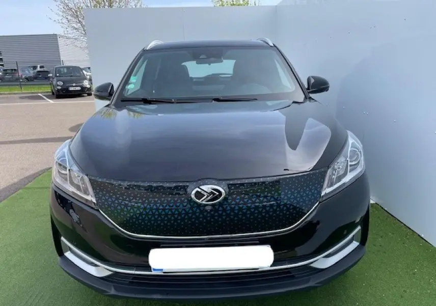 Vue avant d'un SUV électrique SERES 3 Luxury noir métal avec calandre à motif triangulaire et phares LED.