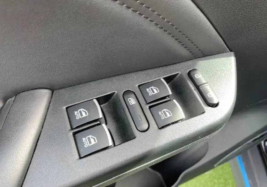 Gros plan sur les commandes de lève-vitres électriques côté gauche en similicuir noir du SERES 3 Luxury 2022.