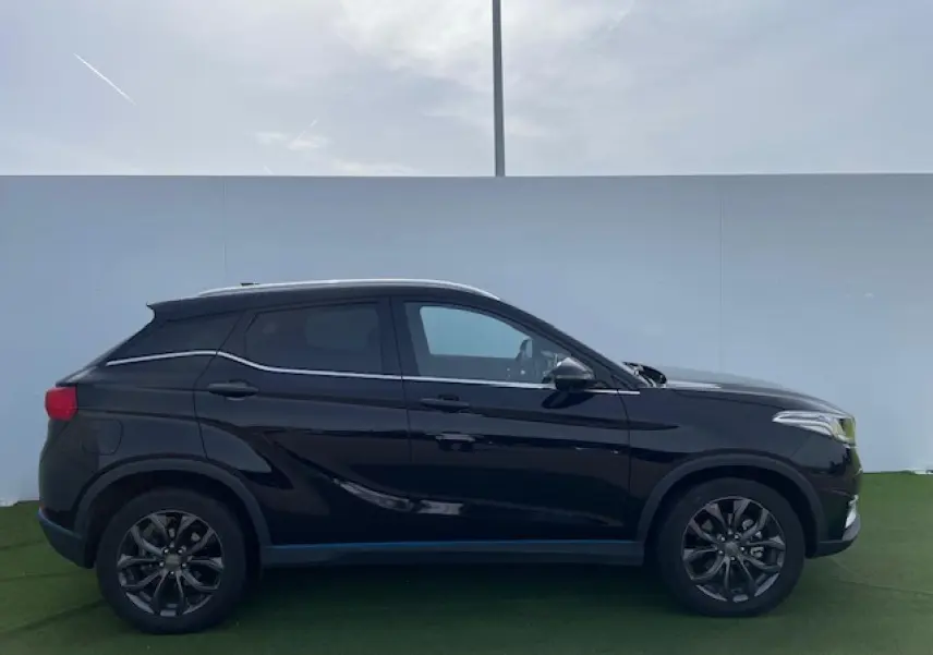 Profil côté gauche du SUV électrique SERES 3 Luxury 2022 en noir métal avec jantes alliage 18 pouces.