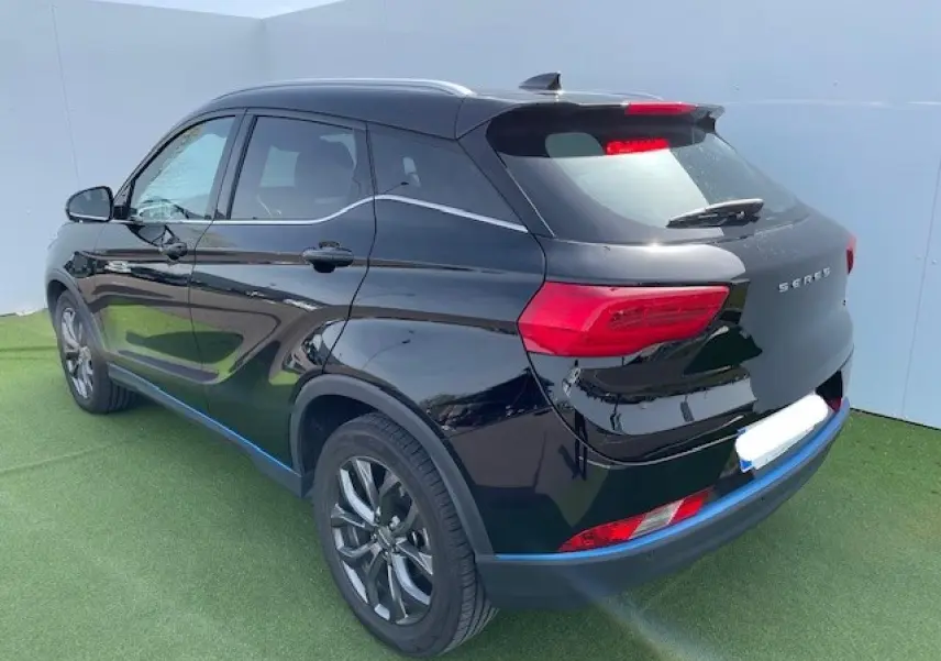 Vue 3/4 arrière droit du SUV électrique SERES 3 Luxury noir métal avec jantes alu 18 pouces et antenne requin.