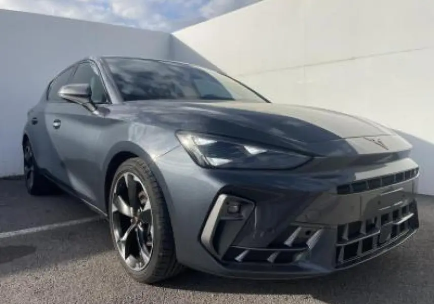 Vue 3/4 avant gauche d'une CUPRA Leon 2025 gris magnetic metal avec jantes alliage noires et phares Full LED Tri-LED.
