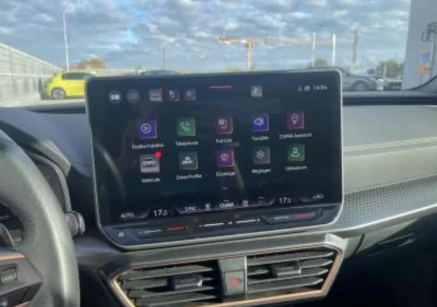 Vue intérieure centrée sur l'écran tactile HD 12,9'' du tableau de bord d'une CUPRA Leon 2025.