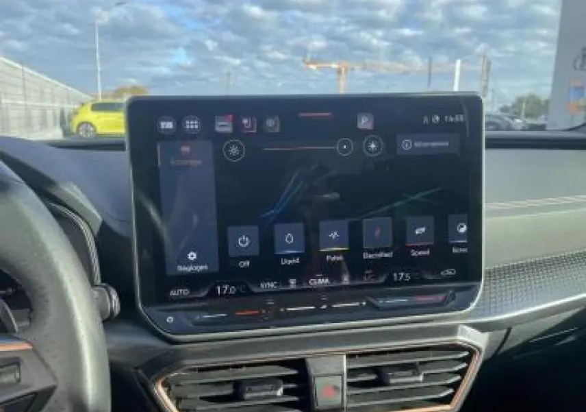 Écran tactile HD 12,9'' du système d'info-divertissement dans l'habitacle d'une CUPRA Leon 2025.