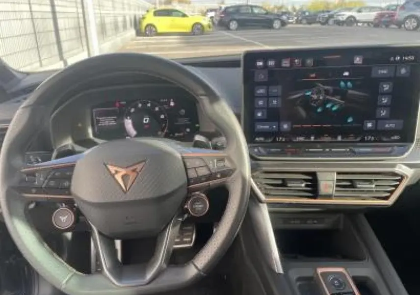 Vue intérieure centrée sur le volant cuir CUPRA avec tableau de bord digital et écran tactile HD du Leon 2025