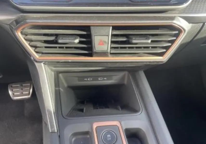 Détail de la console centrale du CUPRA Leon 2025 gris Magnetic, avec ports USB-C et commandes de démarrage.