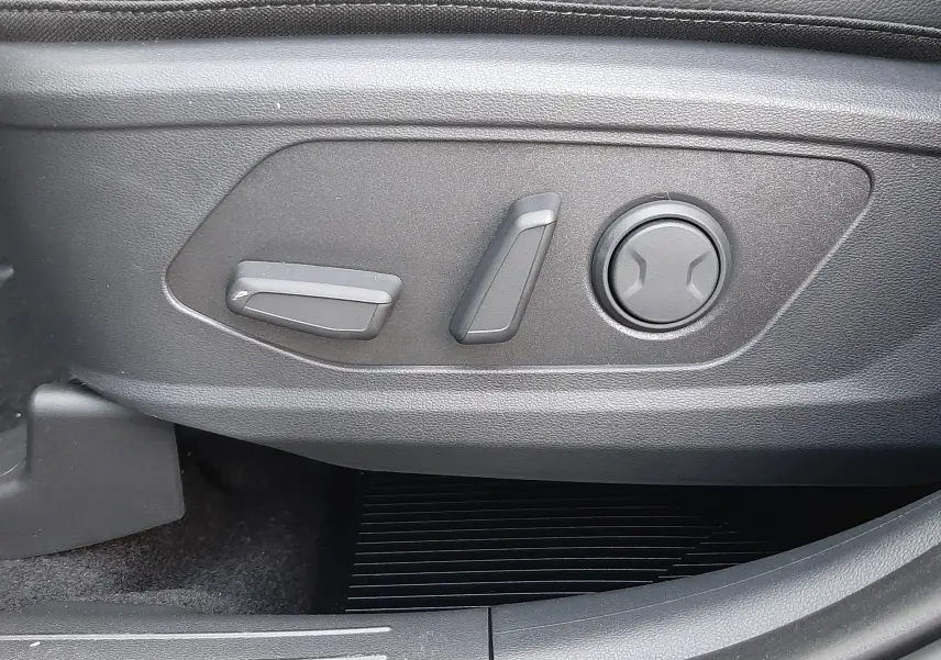 Gros plan sur les commandes électriques du siège conducteur en cuir noir du Hyundai Tucson 2025 finition Executive.