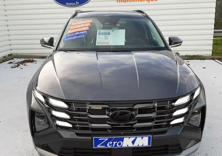Vue avant d'un Hyundai Tucson 2025 gris Ecotronic avec calandre et phares LED Matrix distinctifs, badge Hyundai visible.