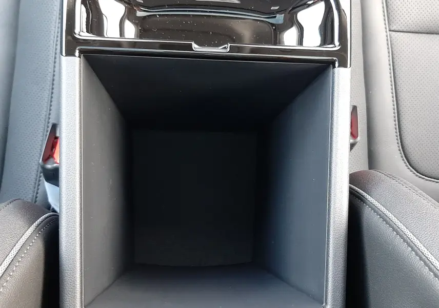 Vue plongeante sur le rangement central noir du Hyundai Tucson 2025 avec sièges en cuir gris et coutures contrastées.