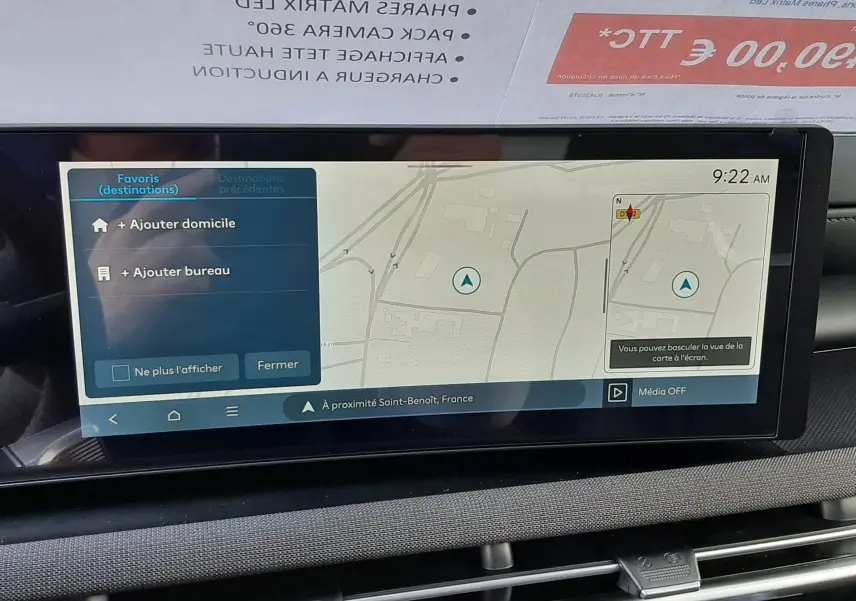 Écran tactile du système de navigation du Hyundai Tucson 2025 avec interface cartographique et commandes intégrées.