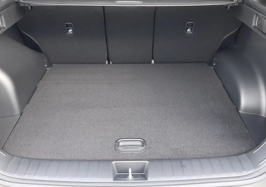 Coffre ouvert vu de l'arrière d'un Hyundai Tucson 2025 gris Ecotronic, avec cache-bagages et sièges noirs.