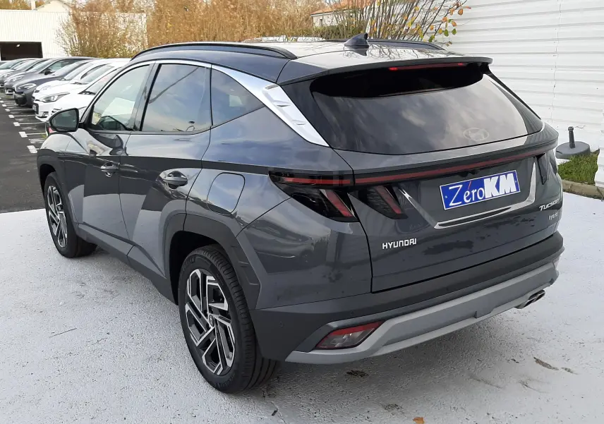 Vue 3/4 arrière droite du Hyundai Tucson gris Ecotronic avec jantes alliage 19 pouces et feux LED distinctifs.
