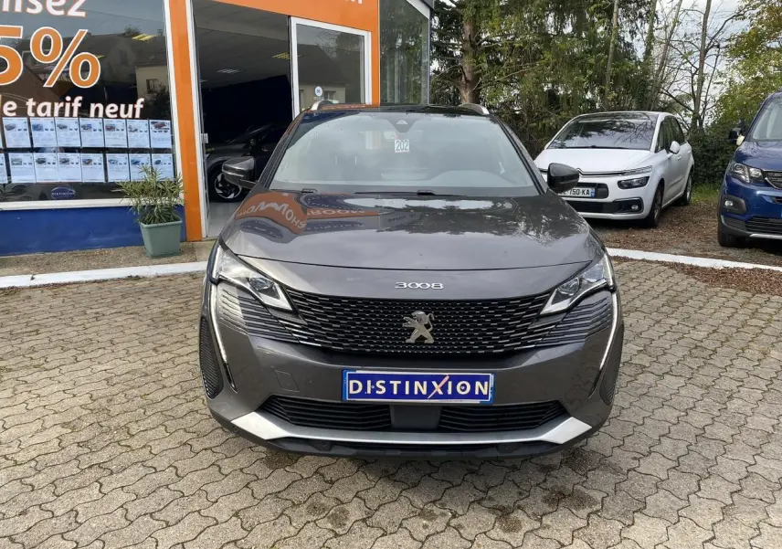 Peugeot 3008 gris foncé vue de face, mettant en valeur sa calandre GT et ses projecteurs LED distinctifs.
