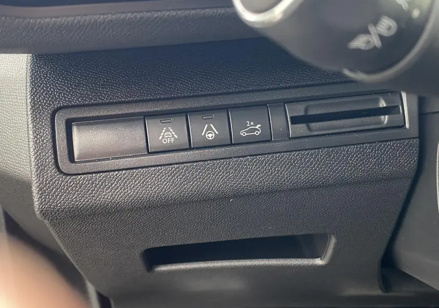 Boutons de commande du tableau de bord du Peugeot 3008 gris foncé, avec fonctions d'assistance à la conduite visibles.