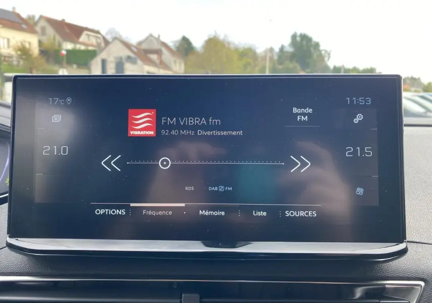Écran tactile central du Peugeot 3008 gris foncé affichant la radio FM VIBRA fm à 92,40 MHz en extérieur lumineux.