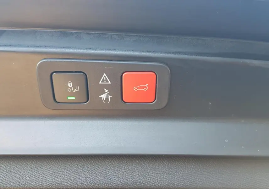Gros plan sur les boutons d'ouverture et fermeture du coffre du Peugeot 5008 bleu, version 2024.