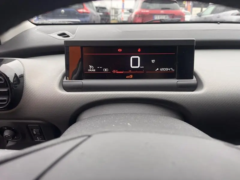 Vue du tableau de bord numérique de la Citroën C4 Cactus 2020, affichage digital central avec compteur de vitesse à zéro.