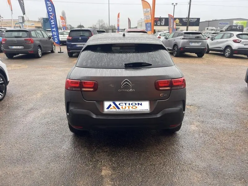 Vue arrière d'une Citroën C4 Cactus gris Platinium 2020 avec feux arrière LED et lunette arrière teintée.