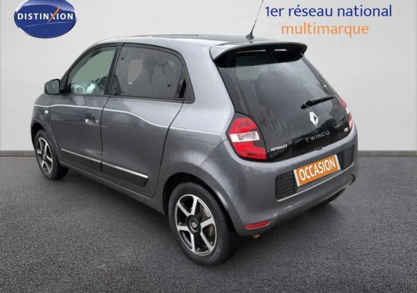 Vue 3/4 arrière droite d'une Renault Twingo III gris foncé avec vitres surteintées et jantes alliage 15 pouces.