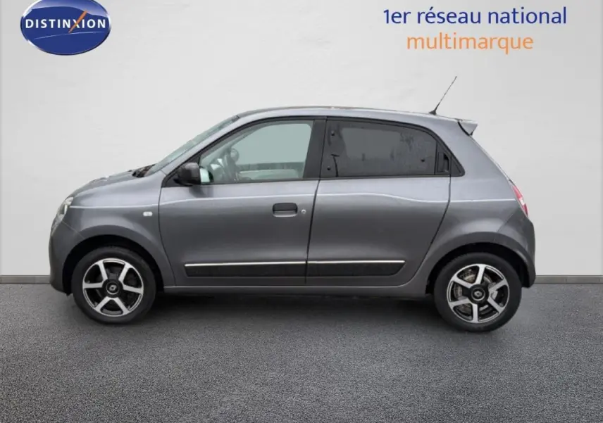 Profil droit d'une Renault Twingo III gris foncé avec jantes alliage et vitres surteintées, sur fond neutre.