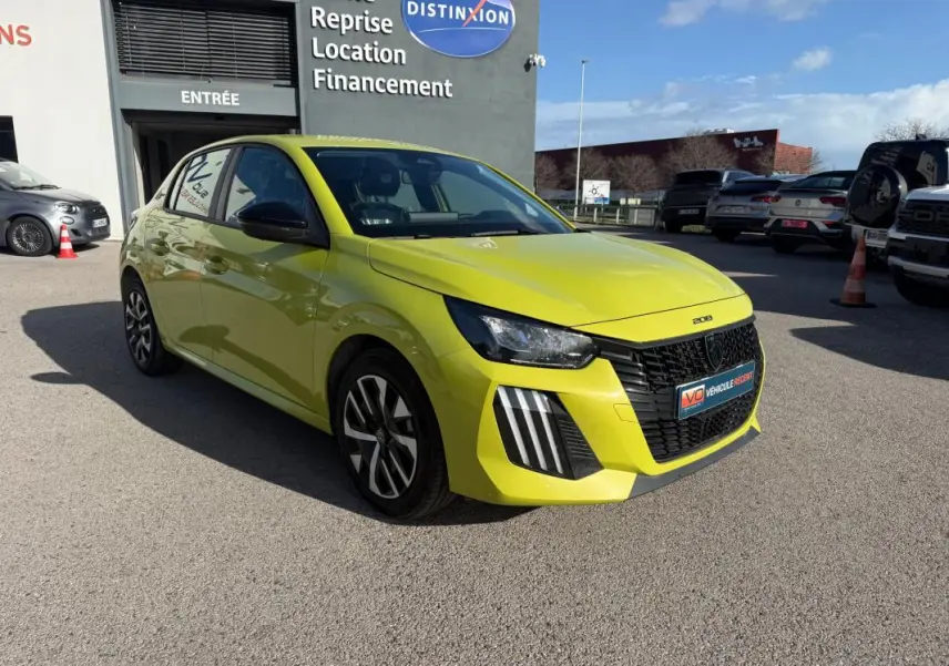 Peugeot 208 jaune vue 3/4 avant droit, avec calandre noire distinctive et jantes 16 pouces au soleil.