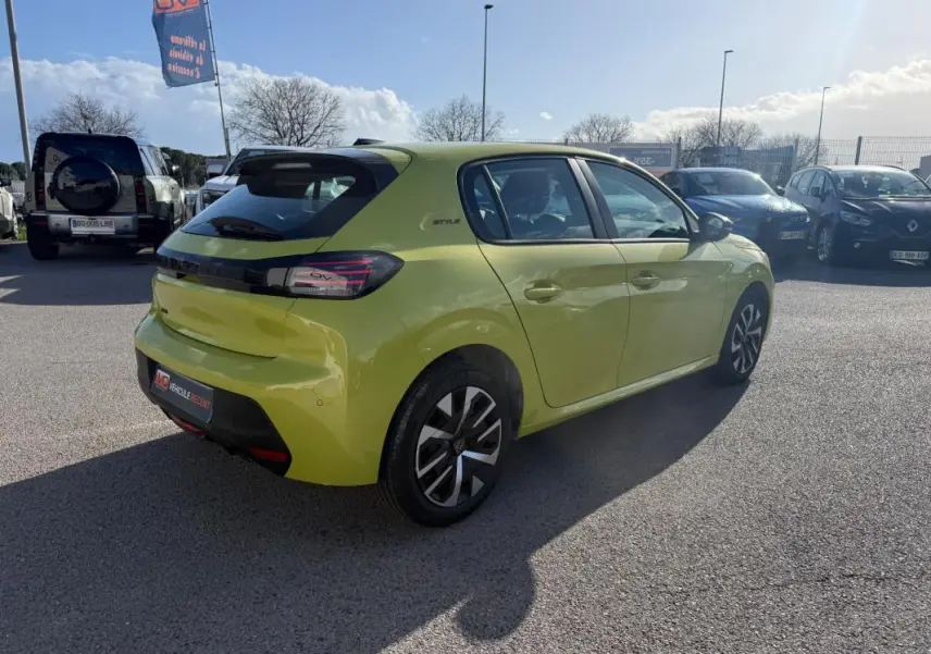 Peugeot 208 jaune vue 3/4 arrière droit, avec jantes 16 pouces et badge Style sur le hayon.