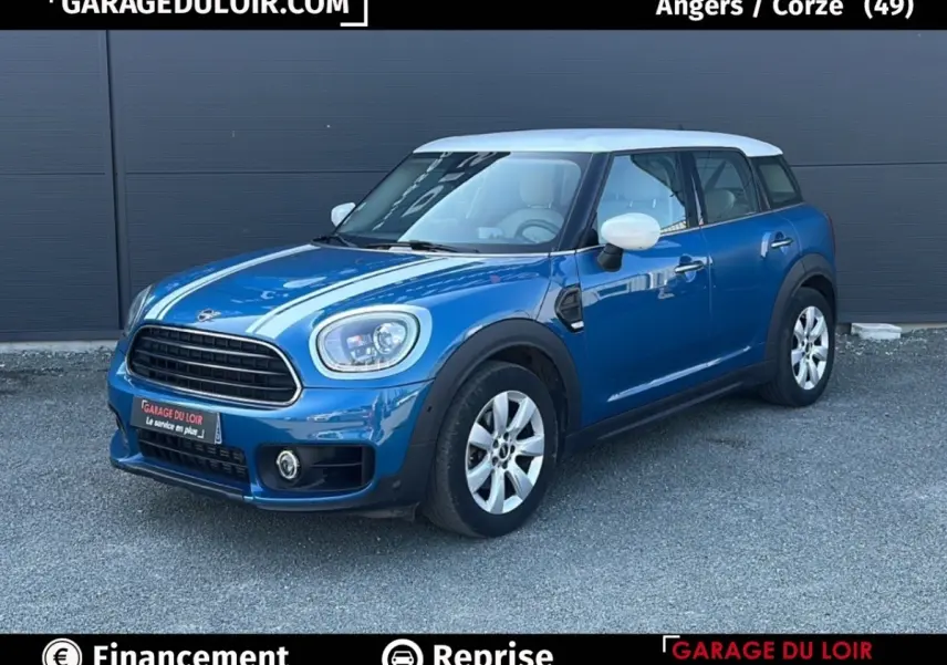 Vue 3/4 avant droite d'une MINI Countryman Cooper Exquisite 2020 bleu avec toit blanc et jantes argentées.
