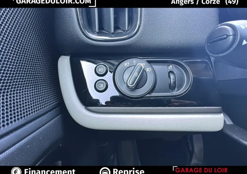 Gros plan sur les commandes d'éclairage côté gauche du tableau de bord d'une MINI Countryman bleu 2020.