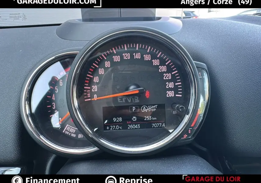 Vue rapprochée du tableau de bord du MINI Countryman bleu 2020, affichant le compteur de vitesse et le compte-tours.