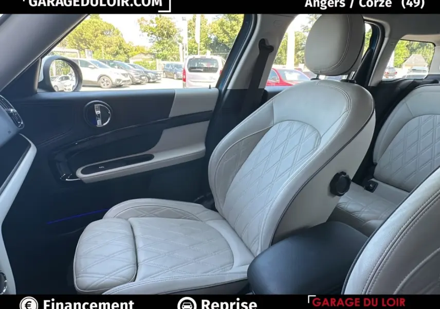 Vue intérieure côté passager avant d'une MINI Countryman Cooper 2020, sièges cuir beige clair matelassé avec porte noir et beige.