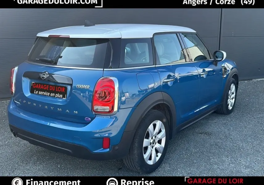 Vue 3/4 arrière droite d'une MINI Countryman Cooper bleu avec toit blanc et feux arrière LED.
