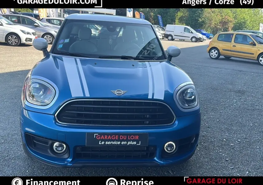 Vue avant d'une MINI Countryman Cooper Exquisite 2020 bleu avec bandes blanches et phares LED ronds.