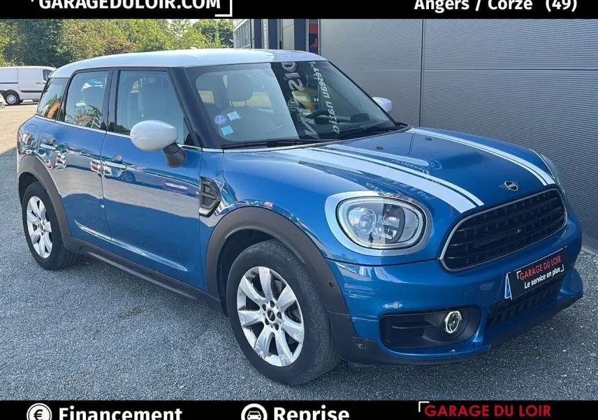 Vue 3/4 avant droit d'une MINI Countryman Cooper Exquisite bleu avec toit blanc et bandes blanches sur le capot.