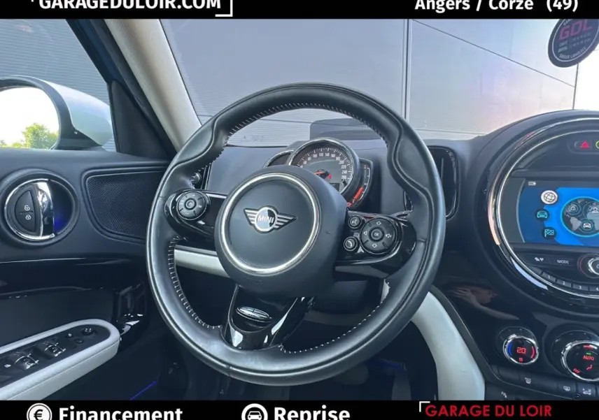 Vue intérieure centrée sur le volant cuir noir de la MINI Countryman Cooper 2020 avec tableau de bord et écran tactile visible.