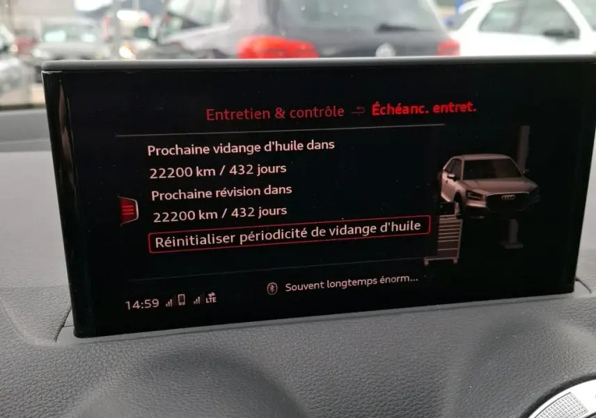 Gros plan sur la jante alu 19 pouces en Y de l'Audi Q2 noire, vue côté arrière droit du véhicule.