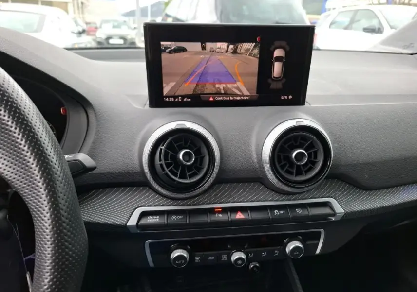 Gros plan sur la roue arrière droite noire d’un Audi Q2 2023 avec jante alu 19 pouces à 5 doubles branches.