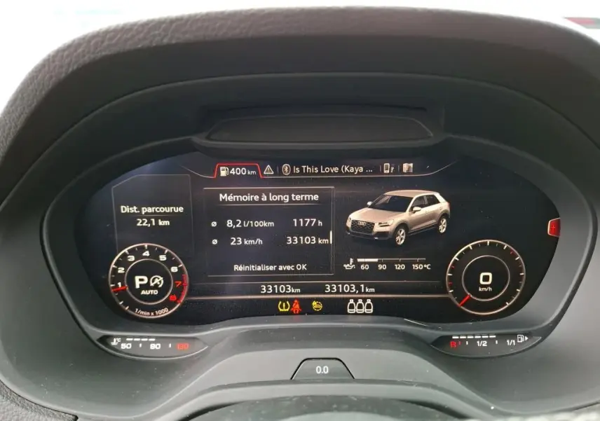 Gros plan sur la jante alu 19 pouces en Y de l'Audi Q2 noire, mettant en valeur le logo Audi au centre.