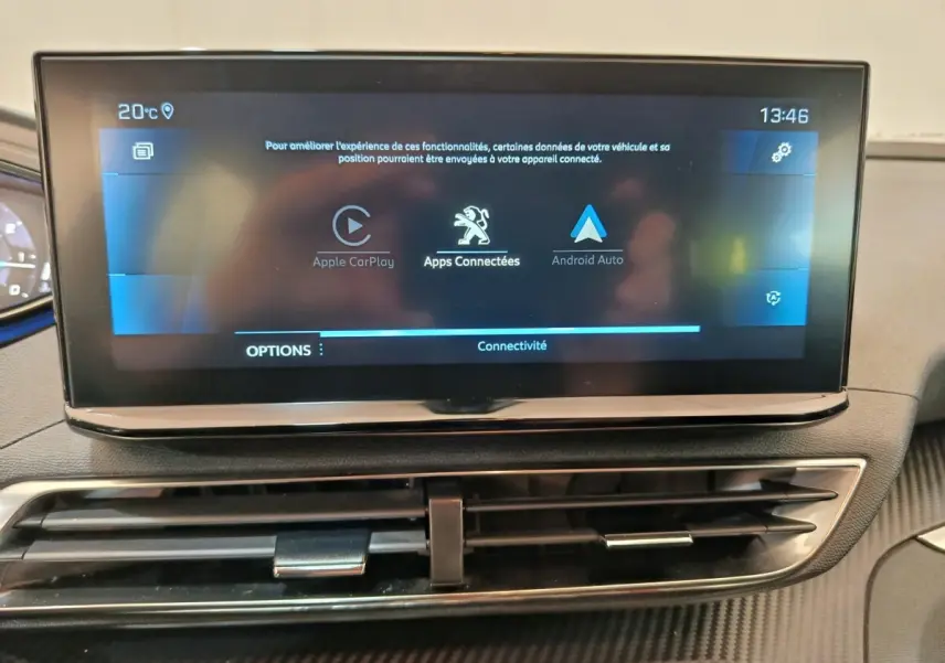 Écran tactile central du tableau de bord du Peugeot 3008 gris foncé, affichant Apple CarPlay et Android Auto.