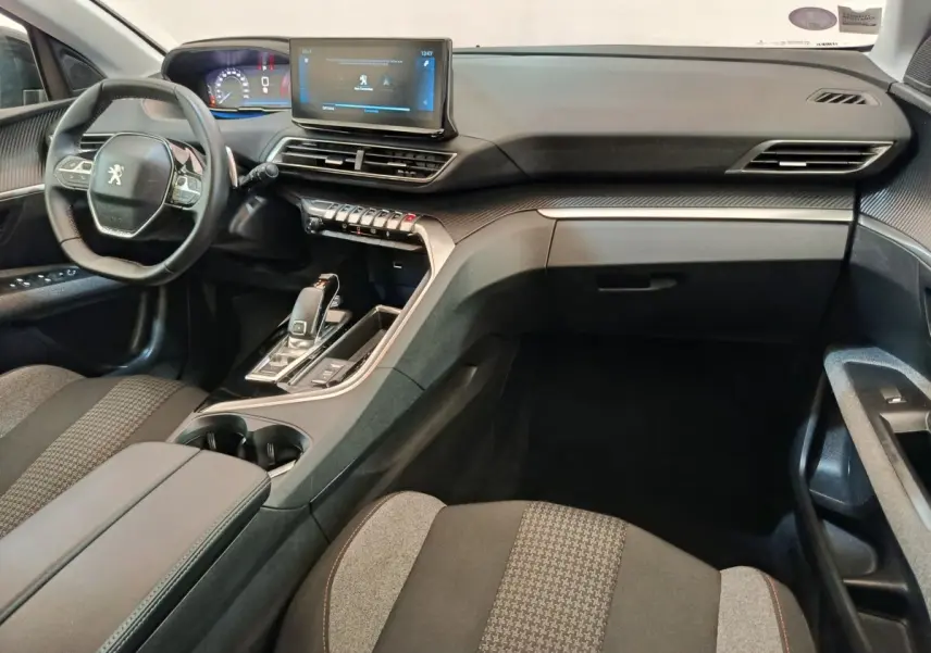 Vue intérieure avant droite du Peugeot 3008 2022, tableau de bord moderne avec écran tactile et volant cuir multifonctions.
