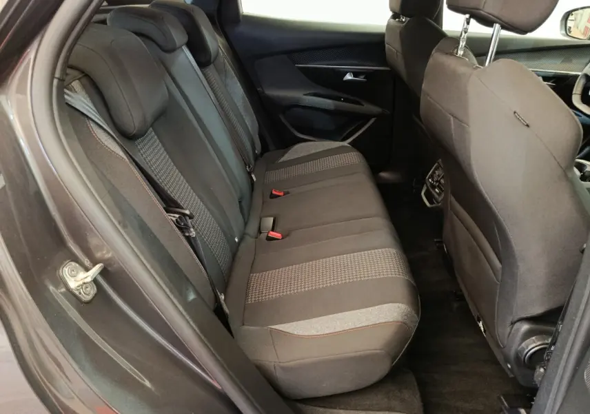 Vue intérieure côté gauche des sièges arrière gris foncé du Peugeot 3008 2022, avec détails de tissu et appuie-têtes.