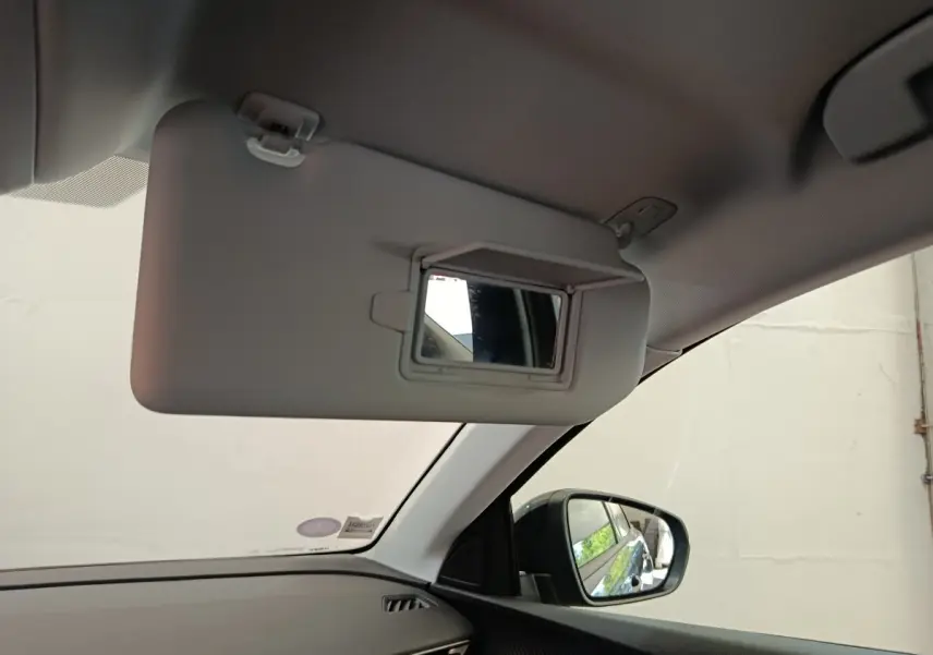 Intérieur du Peugeot 3008 gris foncé, vue côté passager avec pare-soleil abaissé et miroir de courtoisie ouvert.