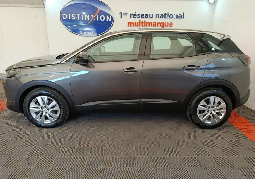 Profil côté gauche d’un Peugeot 3008 gris foncé 2022, avec jantes alliage et rétroviseurs ton caisse électriques.