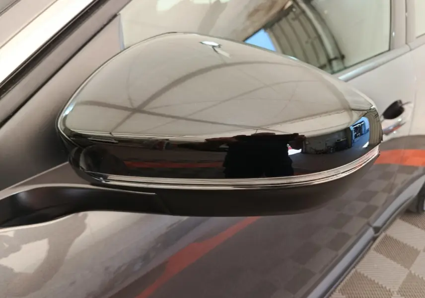 Rétroviseur extérieur côté gauche gris foncé de Peugeot 3008 2022, avec clignotant intégré et finition brillante.